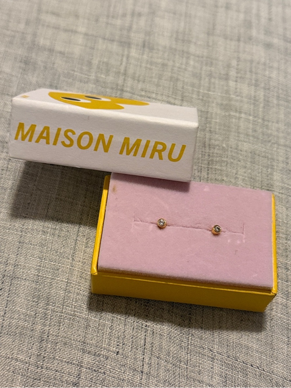 Maison Miru tiny sapphire studs in 14k gold - NEW IN BOX - Picture 3 of 5